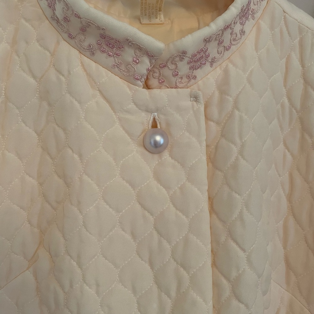 Peaches & Cream Barbizon Quilted Robe with Pearl Buttons and Embroidery Size 12